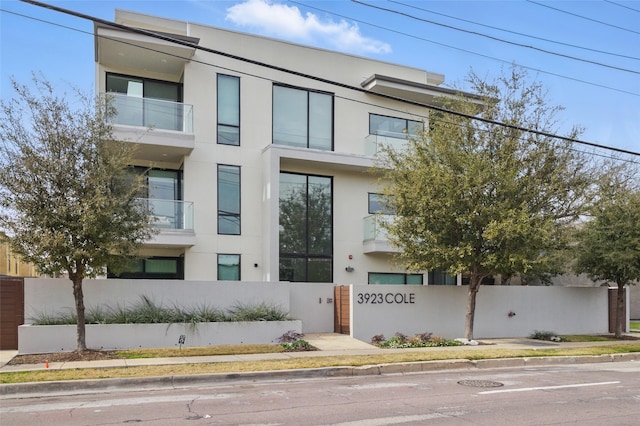3923 Cole Ave Unit 303, Dallas, TX 75204 - view of front of property with fence and stucco siding