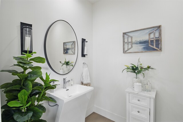 3923 Cole Ave Unit 303, Dallas, TX 75204 - bathroom with baseboards