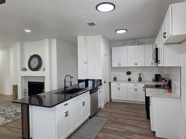 1941 Juniper Dr, Little Elm, TX 75068 - kitchen with a sink, stainless steel appliances, a peninsula, dark wood-style flooring, and recessed lighting