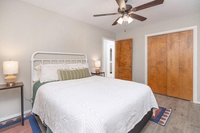 bedroom featuring a ceiling fan, wood finished floors, and a closet