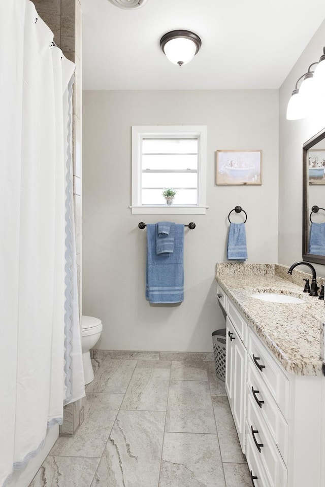 full bathroom with toilet, vanity, a shower with shower curtain, and baseboards