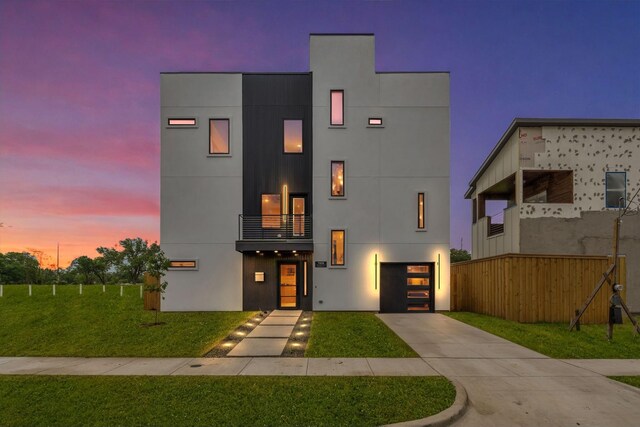 1926 Pueblo St, Dallas, TX 75212 - modern home with a front lawn, a garage, stucco siding, concrete driveway, and a balcony