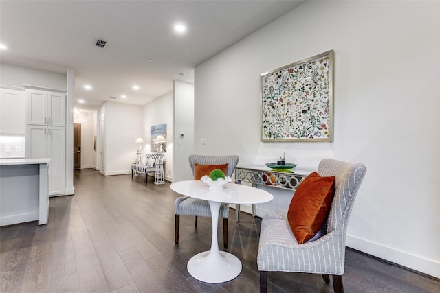 dining space featuring recessed lighting, dark wood finished floors, visible vents, and baseboards