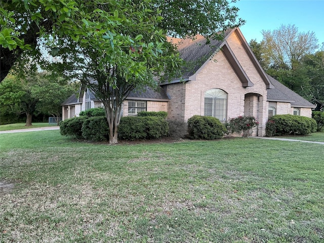 1302 Summit Dr, Mexia, TX 76667 - view of front of property featuring brick siding, a shingled roof, and a front yard