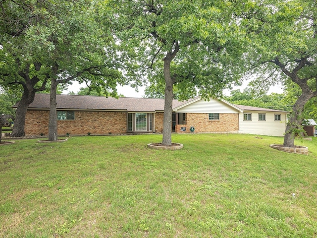 view of front of property featuring a front yard and brick siding