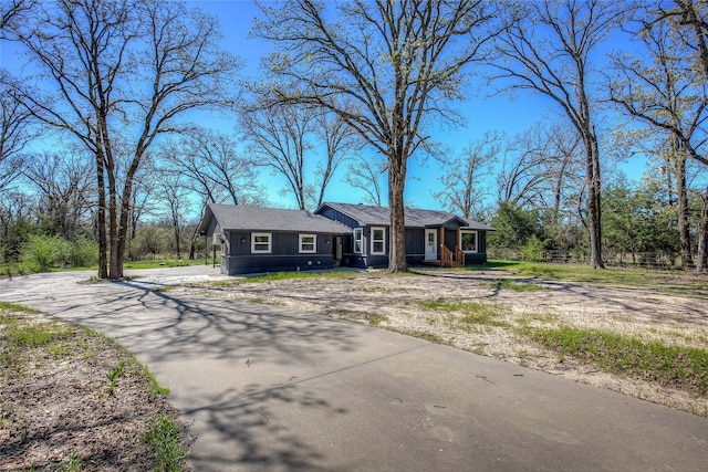 ranch-style house featuring driveway
