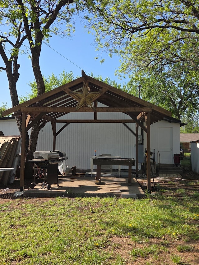 view of yard with an outbuilding