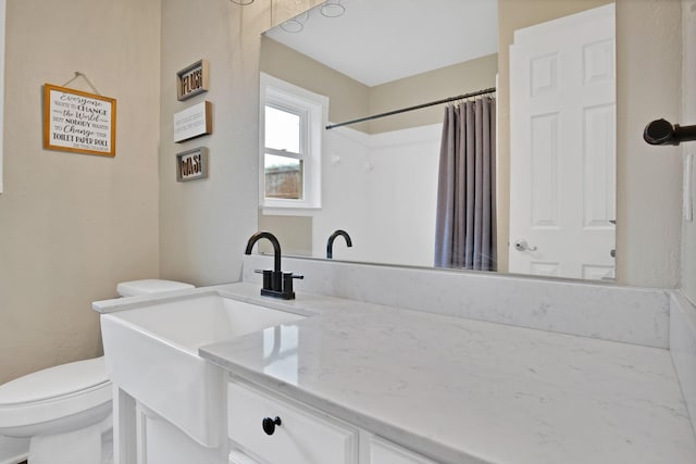 full bath featuring toilet, vanity, and a shower with curtain