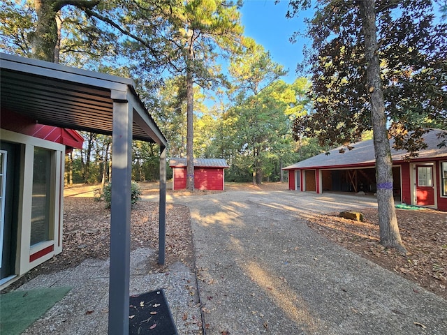 view of yard featuring an outbuilding