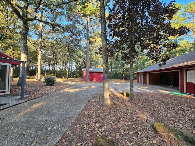 view of yard featuring an outbuilding and driveway