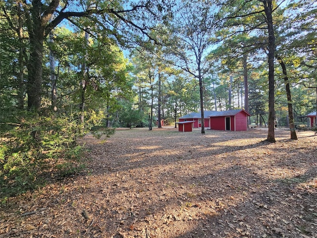 view of yard with an outdoor structure
