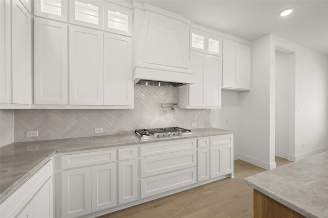 431 Broadmoor, Ovilla, TX 75154 - kitchen featuring stainless steel gas stovetop, baseboards, white cabinetry, light wood-type flooring, and recessed lighting