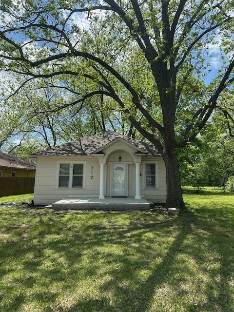 view of front of home with a front lawn and covered porch