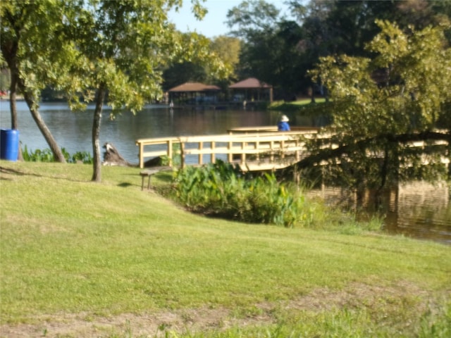 view of yard featuring a water view