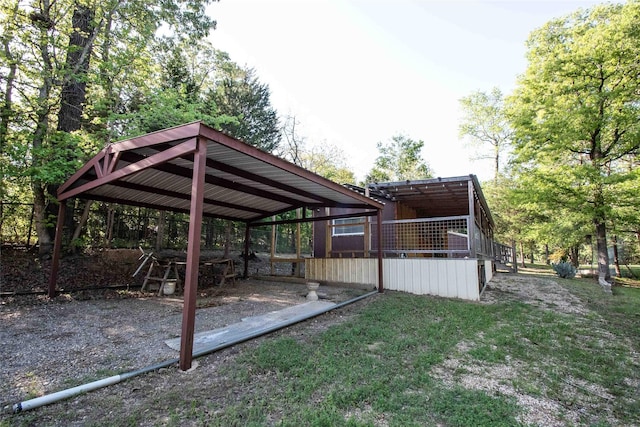 view of yard with an outbuilding