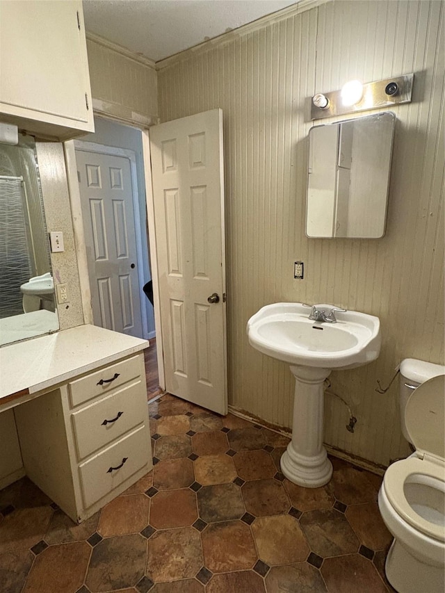 215 Fair Park St, Riesel, TX 76682 - bathroom with toilet and ornamental molding