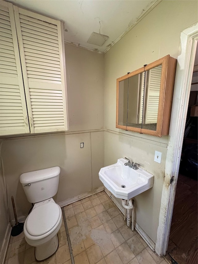 215 Fair Park St, Riesel, TX 76682 - half bath with toilet and a sink