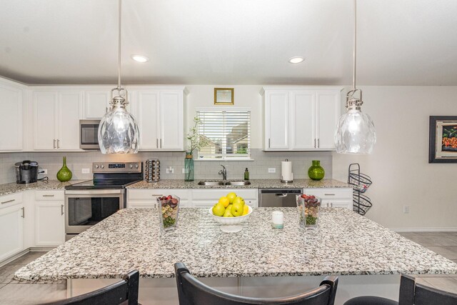 1728 Ackerly Dr, Forney, TX 75126 - kitchen featuring appliances with stainless steel finishes, a sink, a breakfast bar area, backsplash, and recessed lighting