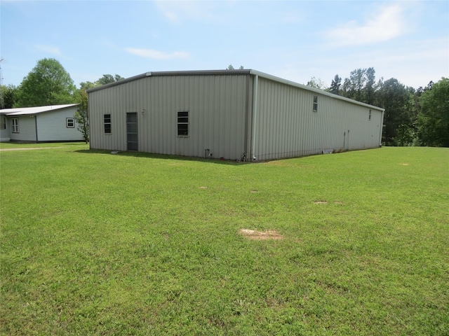 view of pole building featuring a yard