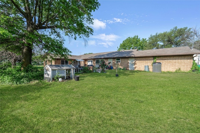 view of yard featuring exterior structure and an outdoor structure