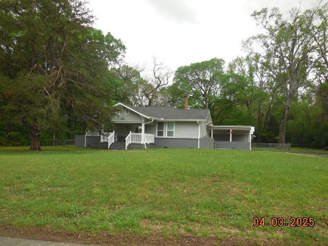 view of front of property featuring a front lawn