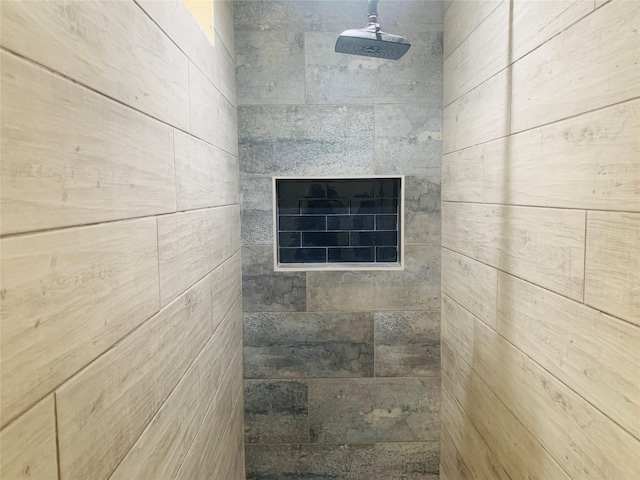 room details featuring a tile shower