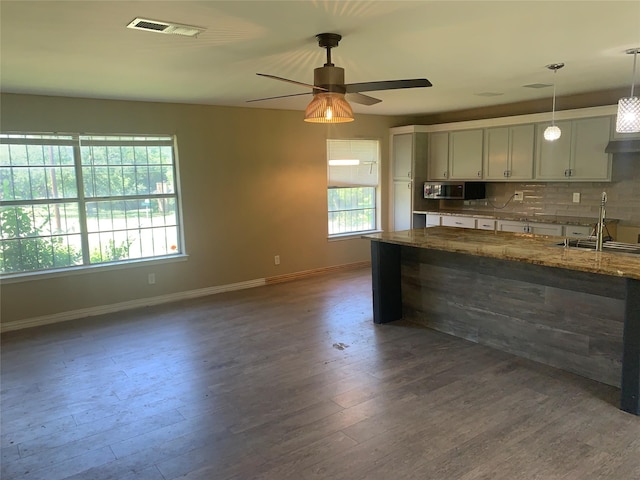 kitchen with visible vents, baseboards, and a healthy amount of sunlight