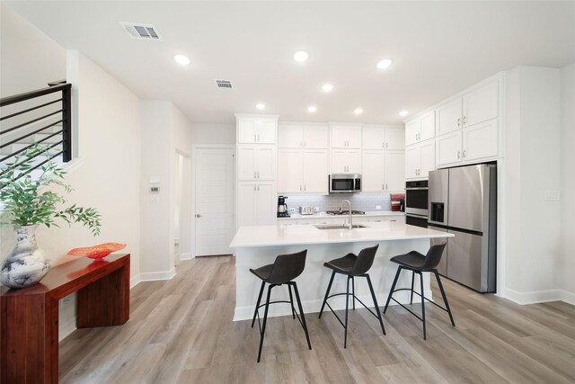 7112 Amber Grove Ct, Dallas, TX 75231 - kitchen with decorative backsplash, baseboards, visible vents, and appliances with stainless steel finishes