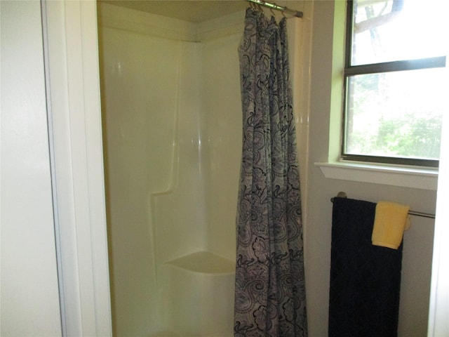 full bathroom featuring a shower with shower curtain
