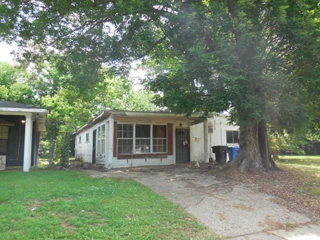 view of front of property with a front lawn