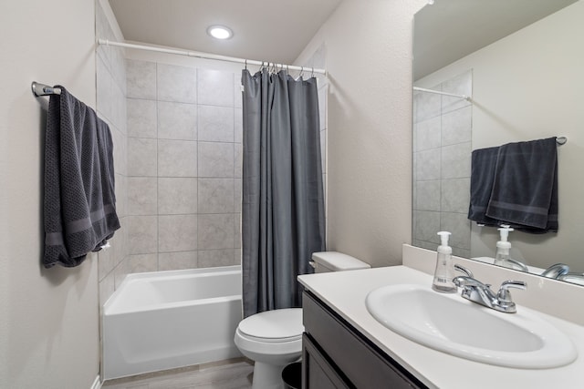 full bathroom featuring wood finished floors, vanity, shower / bathtub combination with curtain, toilet, and recessed lighting