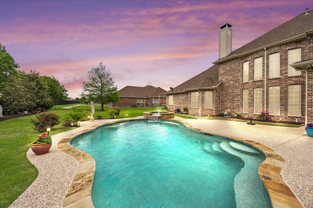 902 Alfred Dr, Wylie, TX 75098 - view of pool featuring a lawn, a patio area, and a pool with connected hot tub