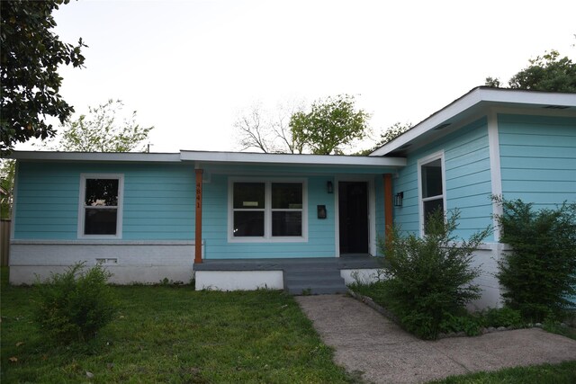 4841 Bromfield St, Dallas, TX 75216 - ranch-style house featuring a porch and a front lawn