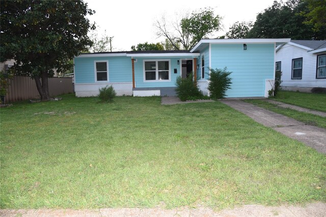 4841 Bromfield St, Dallas, TX 75216 - ranch-style house featuring fence and a front lawn