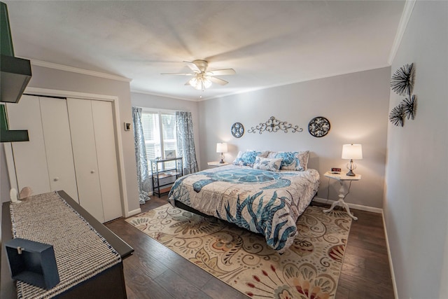 bedroom featuring ceiling fan, crown molding, wood finished floors, and a closet