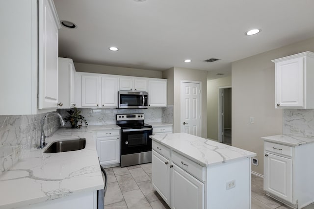 717 Baldwin Rd, Wylie, TX 75098 - kitchen with appliances with stainless steel finishes, a sink, tasteful backsplash, a kitchen island, and recessed lighting
