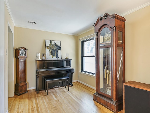 823 Cliffdale Ave, Dallas, TX 75211 - living area featuring baseboards, light wood-style flooring, visible vents, and crown molding