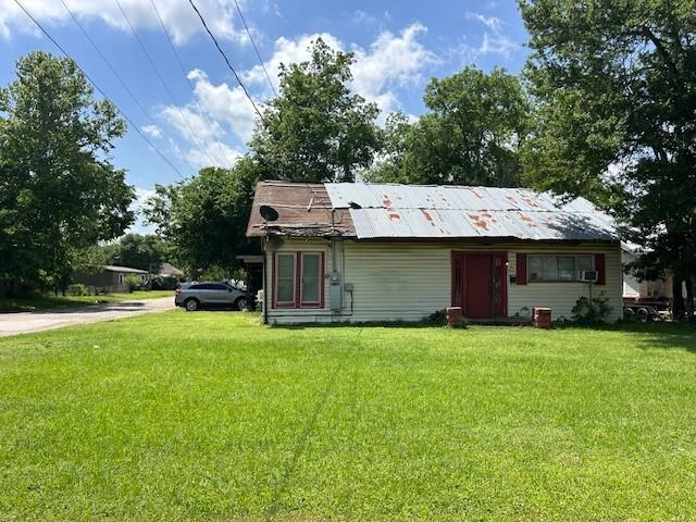 view of front of house featuring a front yard