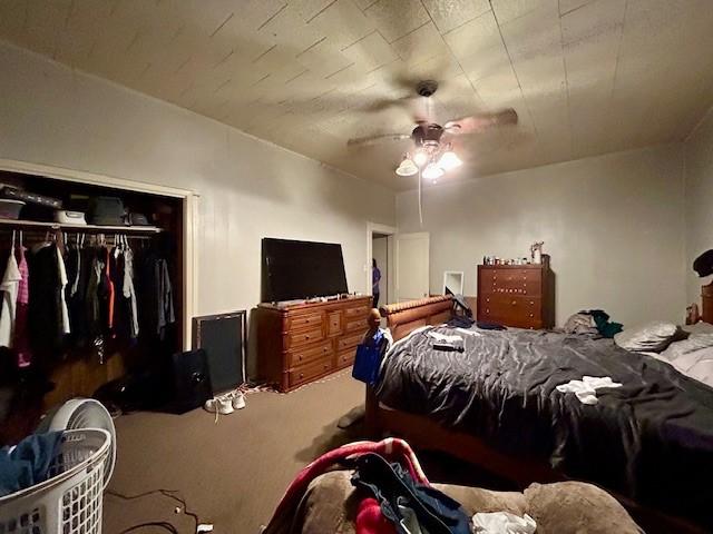 bedroom featuring a closet and a ceiling fan