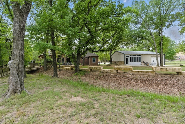view of yard with an outdoor structure