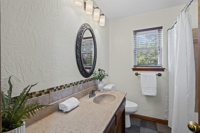 full bath with tasteful backsplash, a textured wall, baseboards, toilet, and vanity