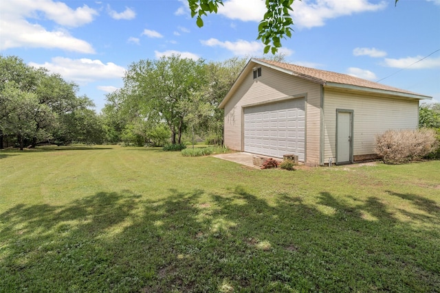 view of yard with an outdoor structure and a garage