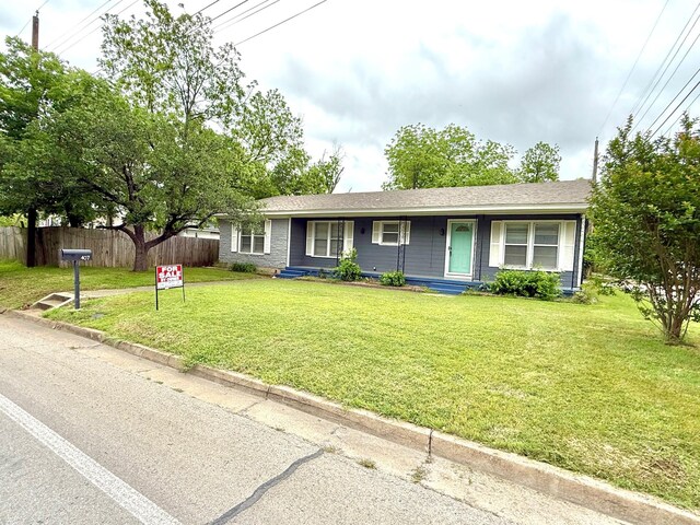 407 W Westhill Dr, Cleburne, TX 76033 - ranch-style home featuring fence and a front lawn