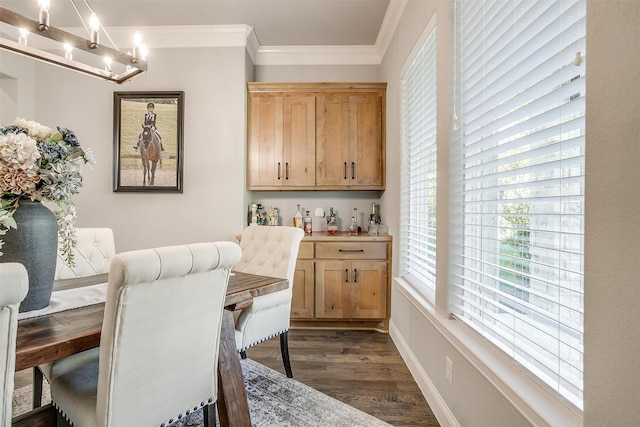 2161 Eagles Ridge Dr, Weatherford, TX 76087 - dining area featuring an inviting chandelier, ornamental molding, dark wood-type flooring, and a bar