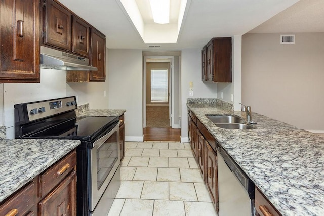 kitchen featuring under cabinet range hood, dishwasher, visible vents, a sink, and electric range