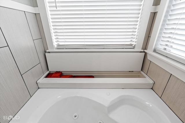 140 Fitzwilliam St, Haughton, LA 71037 - interior details featuring a tub with jets