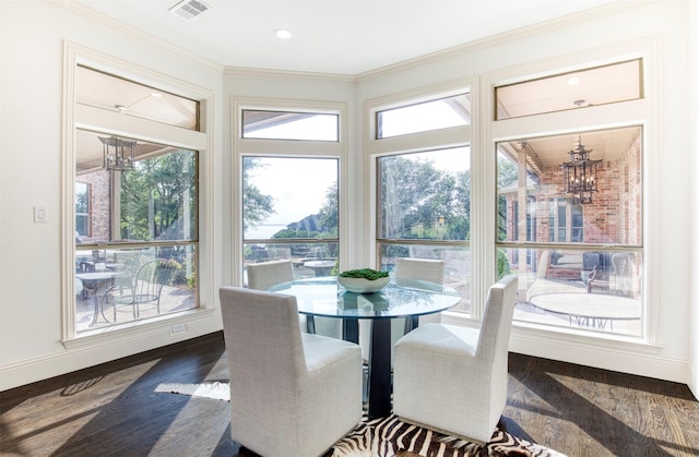 dining space featuring ornamental molding, visible vents, plenty of natural light, and a notable chandelier