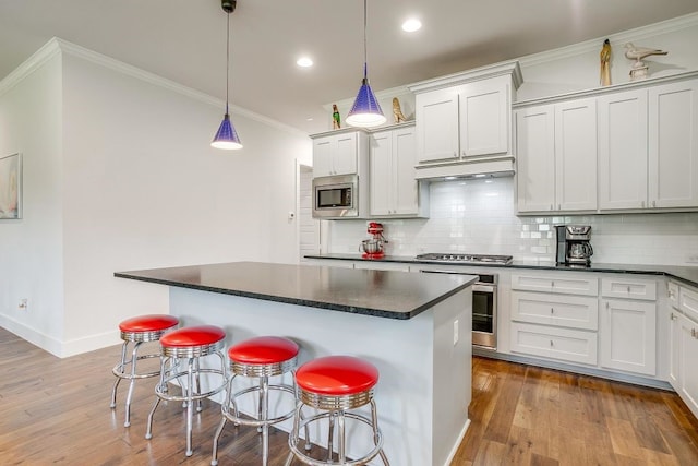 1833 Crested Ridge Rd, Fort Worth, TX 76008 - kitchen featuring ornamental molding, a kitchen bar, backsplash, dark countertops, and stainless steel appliances