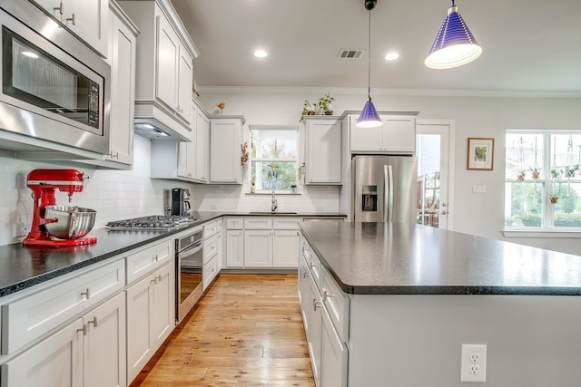 1833 Crested Ridge Rd, Fort Worth, TX 76008 - kitchen with crown molding, stainless steel appliances, and dark countertops