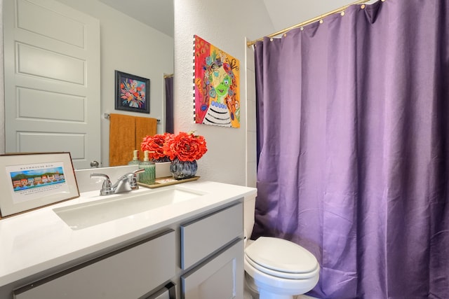 bathroom with toilet, a shower with curtain, and vanity
